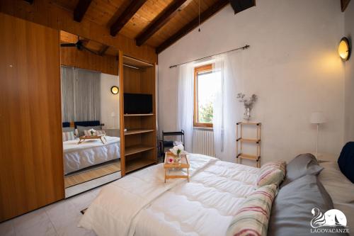 1 dormitorio con sofá y 1 cama en una habitación en Camere Belgioioso, en bedizzol