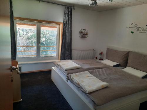 - une chambre avec 2 lits et une fenêtre dans l'établissement Vögelhof, à Doren