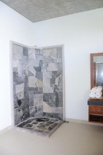 Ένα μπάνιο στο Mango Tree Villa Bentota