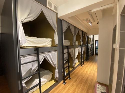 szereg łóżek piętrowych w pokoju wieloosobowym w obiekcie Leisure Lodge w mieście Kuala Terengganu