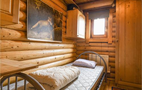 Habitación pequeña con 1 cama en una cabaña de madera en Lovely Home In Munkedal With Kitchen, en Munkedal