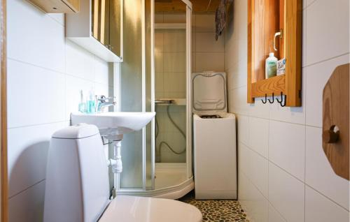 Baño pequeño con aseo y lavamanos en Lovely Home In Munkedal With Kitchen, en Munkedal