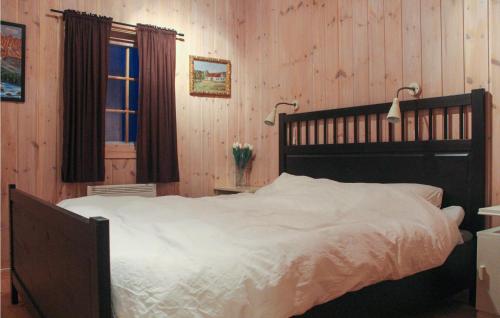 een slaapkamer met een groot bed en een raam bij Cozy Home In Tuddal With Kitchen in Tuddal