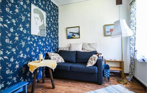 sala de estar con sofá azul y papel pintado azul y blanco en 2 Bedroom Lovely Home In Slite, en Slite