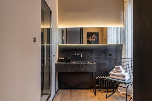 uma casa de banho com um lavatório e um espelho em BNBHolder Luxe GRAN VIA em Madri