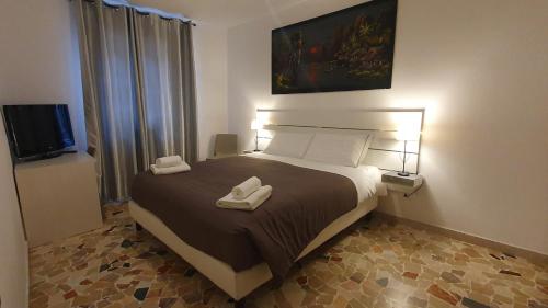1 dormitorio con 1 cama y 2 toallas blancas en Casa del Pozzo en Venecia