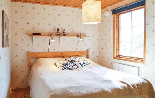 1 dormitorio con cama con almohada en Awesome Home In Djurhamn With 3 Bedrooms, en Djurhamn