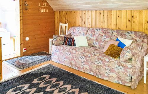 een woonkamer met een bank met kussens erop bij Lovely Home In Erikslund With Kitchen in Erikslund
