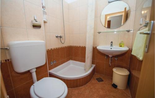 La salle de bains est pourvue de toilettes et d'un lavabo. dans l'établissement Stunning Apartment In Srima With Wifi, à Srima