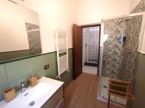 モンレアーレにあるLa Casa Del Nonnoのバスルーム(シャワー、シンク、鏡付)