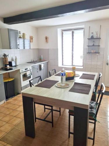 Photo de la galerie de l'établissement Maison chaleureuse à Deville avec terrasse et parking gratuit, à Deville