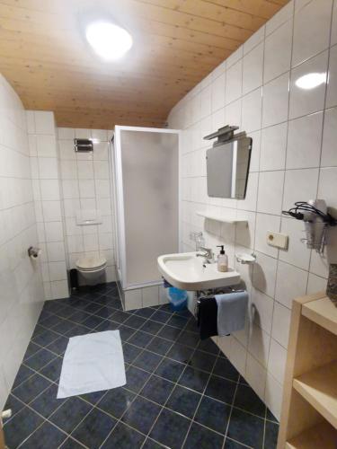 カウナータールにあるBergfeuerhofのバスルーム(洗面台、トイレ付)