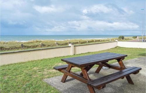 einen Picknicktisch aus Holz mit Blick auf den Strand in der Unterkunft Nice Home Saint Germain in Saint-Germain-sur-Ay