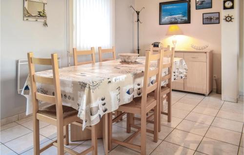 une table à manger avec des chaises et une nappe dans l'établissement Nice Home Saint Germain, à Saint-Germain-sur-Ay