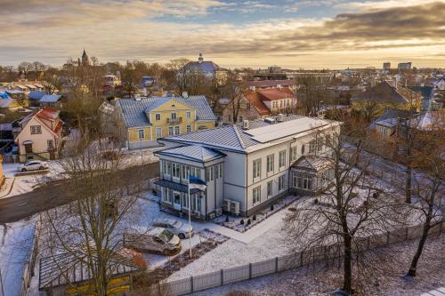 eine Luftansicht eines großen Hauses in einer Stadt in der Unterkunft Old Hapsal Hotel in Haapsalu