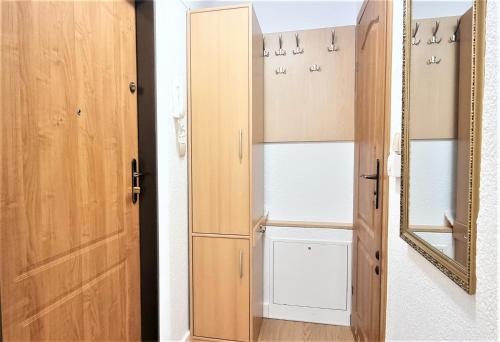 una puerta y un espejo en una habitación en VIP Apartamenty Tetmajera Centrum, en Zakopane