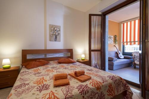 アルゲーロにあるCasa Coralloのベッドルーム1室(ベッド1台、タオル2枚付)