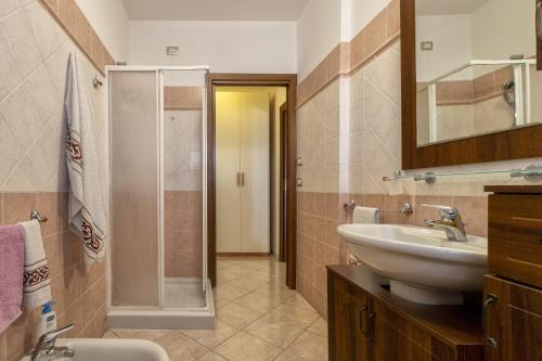 アルゲーロにあるCasa Coralloのバスルーム(シンク、シャワー付)