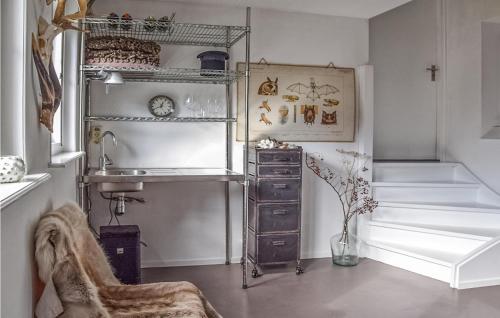 een badkamer met een wastafel en een bad bij Kapeltuin in Hoorn