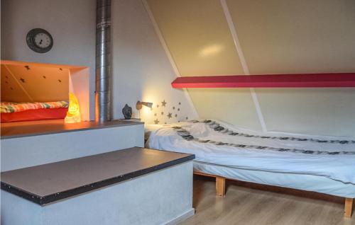 Habitación con 2 camas y reloj en la pared en Kapeltuin en Hoorn