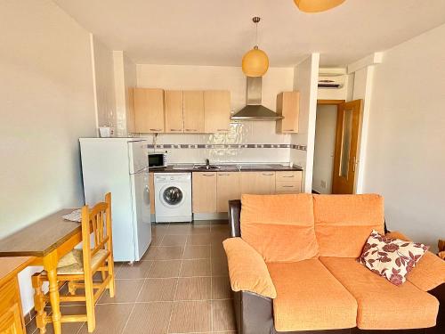 eine Küche mit einem Sofa und einem Tisch in einem Zimmer in der Unterkunft Apartamentos Ruidera in Ruidera
