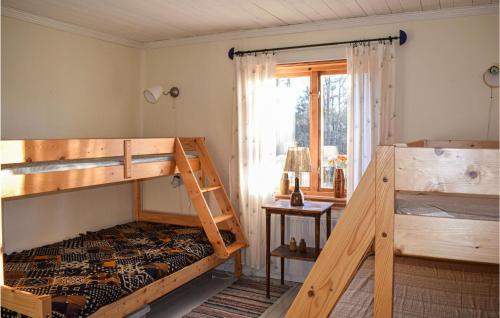 1 Schlafzimmer mit 2 Etagenbetten und einem Fenster in der Unterkunft Amazing Home In Burseryd With Kitchen in Sjötofta