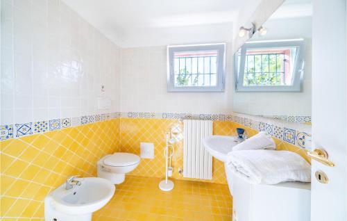 bagno con servizi igienici bianchi e lavandino di Villa Liselote a Gargnano