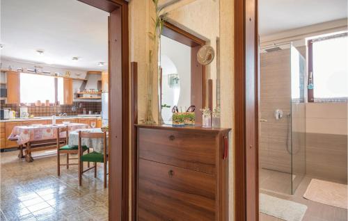 eine Küche mit einer Glastür, die zu einem Esszimmer führt in der Unterkunft 2 Bedroom Amazing Apartment In Banjole in Banjole