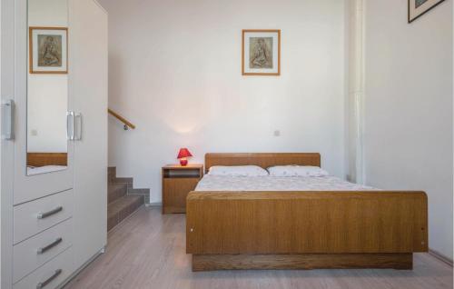 ein Schlafzimmer mit einem Bett, einer Kommode und einer Treppe in der Unterkunft 2 Bedroom Amazing Apartment In Banjole in Banjole