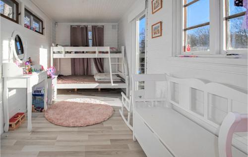 Habitación con 2 literas y lavabo. en Pet Friendly Home In Hishult With House A Panoramic View, en Hishult
