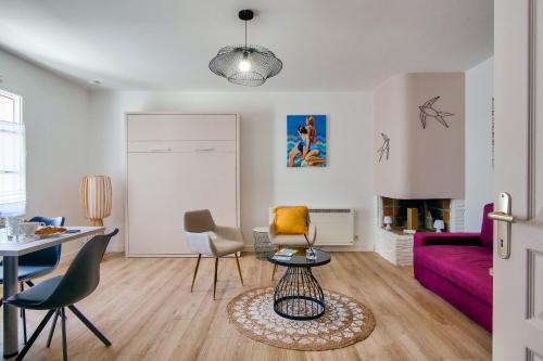 - un salon avec un canapé et des fauteuils violets dans l'établissement À 150m du port de St-Martin-de-Ré, studio pour 2, à Saint-Martin-de-Ré