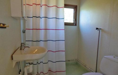 Koupelna v ubytování Beautiful Home In Kpingsvik With Kitchen