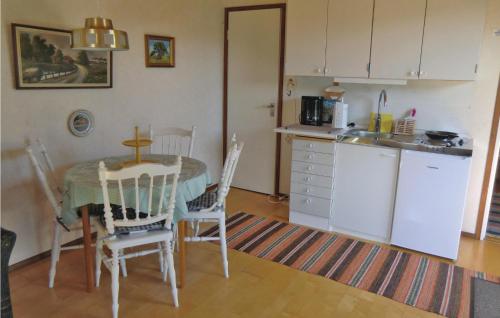 Kuchyň nebo kuchyňský kout v ubytování Beautiful Home In Kpingsvik With Kitchen