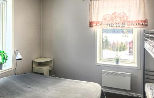 מיטה או מיטות בחדר ב-Stunning Home In Torpshammar With Kitchen
