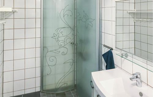 ห้องน้ำของ Stunning Home In Torpshammar With Kitchen