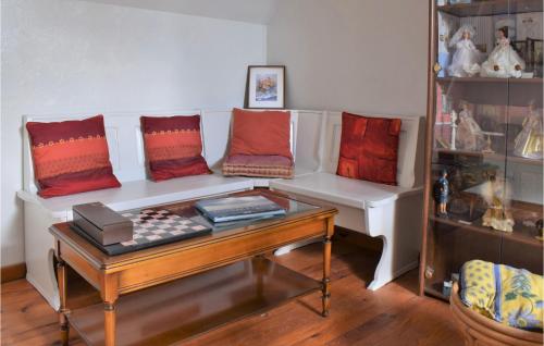 - un salon avec un canapé, des oreillers et une table dans l'établissement 6 Bedroom Stunning Home In Janville, à Janville