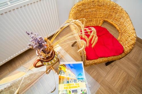 a room with a wicker basket with a book and a magazine at Mai Danube in Eşelniţa