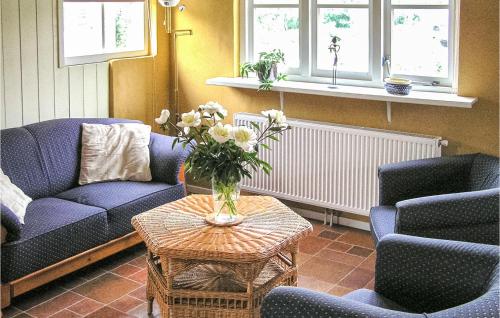 una sala de estar con un jarrón de flores sobre una mesa en Zandloper, en Egmond aan den Hoef
