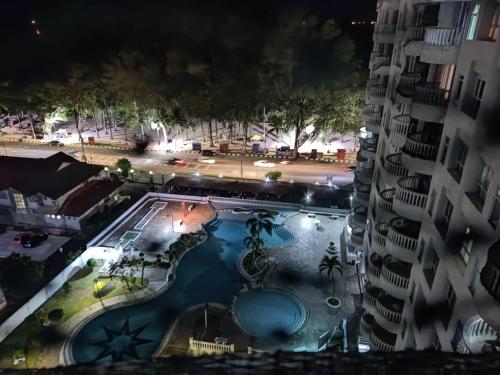 een uitzicht op een zwembad in de nacht bij Hanizz Vacation Home in Kampong Bukit Darat