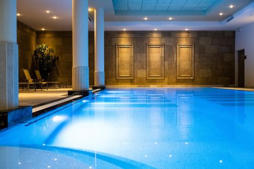 - une grande piscine d'eau bleue dans l'établissement Hyllit Hotel, à Anvers