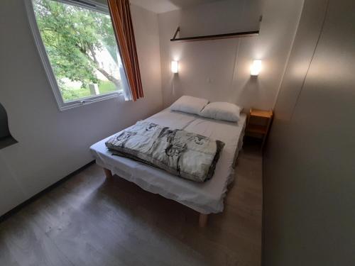 Postel nebo postele na pokoji v ubytování Camping du Nizour
