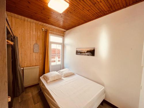 Habitación pequeña con cama y ventana en Maison de la plage, charme et soleil en Saint-Jean-de-Monts