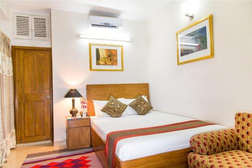 A bed or beds in a room at Dhaka Golden Inn - Banani'Lakeside