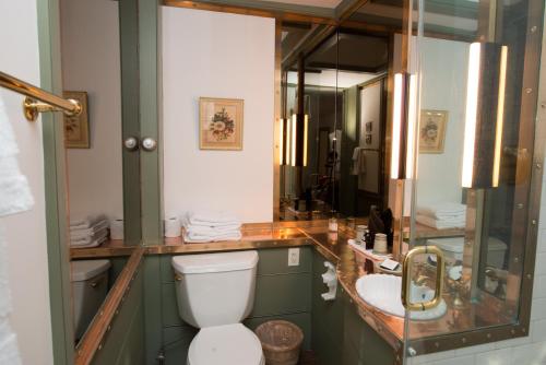 Bilik mandi di The Old Inn On The Green