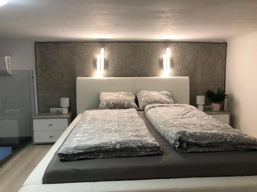 Кровать или кровати в номере Hunyady Gallery Apartment