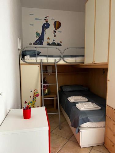 - une petite chambre avec des lits superposés et un bureau dans l'établissement Sardegna: mare e montagna IUN R0346, à Oliena