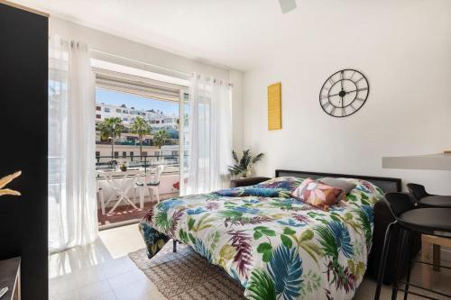 um quarto com uma cama e vista para uma varanda em Plage, Lumineux, Ensoleillée em Antibes
