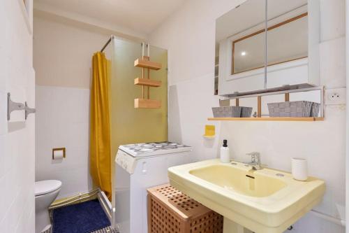 uma casa de banho branca com um lavatório e um WC em Plage, Lumineux, Ensoleillée em Antibes
