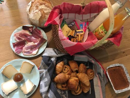 un cesto di pane e altri prodotti alimentari su un tavolo di Domaine Finili a Cauro