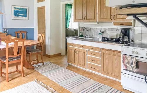 Η κουζίνα ή μικρή κουζίνα στο 2 Bedroom Cozy Apartment In Boliden